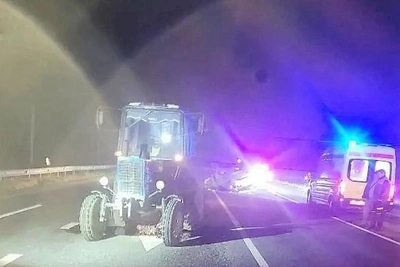 На Ставрополье легковушка врезалась в трактор: двое пострадали