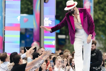 Звезды выйдут на Синюю дорожку VK Fest и выступят на шоу «VK Мегамикс»
