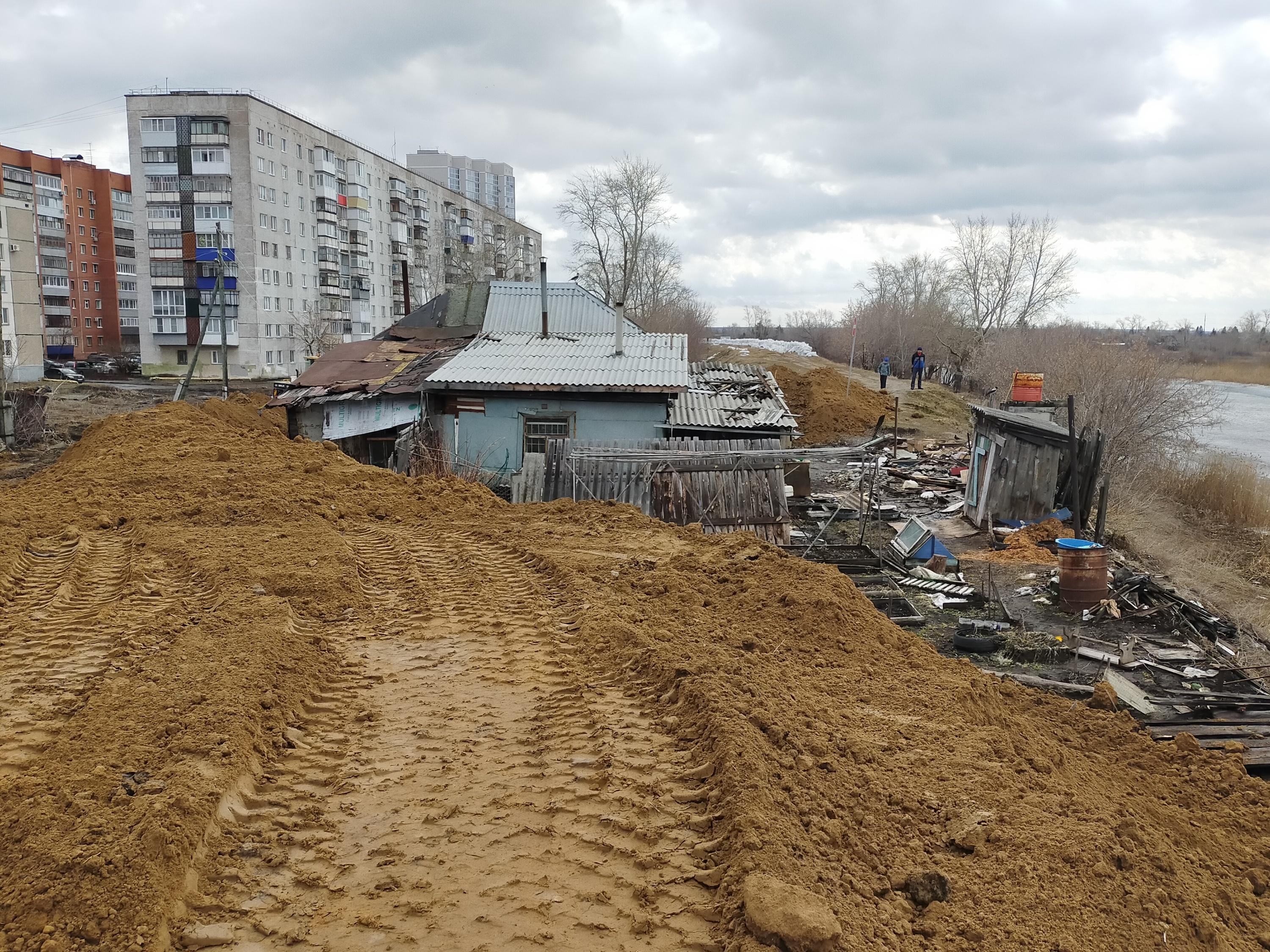 В Кургане при строительстве дамбы жилой дом отрезали от города глиняной  насыпью - 12 апреля 2024 - 45.ру