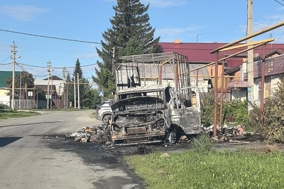 Грузовик маркетплейса сгорел под Челябинском