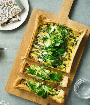 Рецепт дня: овощной пирог со спаржей и бурратой