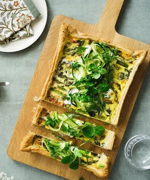 Рецепт дня: овощной пирог со спаржей и бурратой