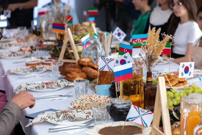 С блинами и беляшами: в Ростове прошёл «Кулинарный чемпионат: Мост дружбы» | Источник: пресс-служба администрации Ростова-на-Дону