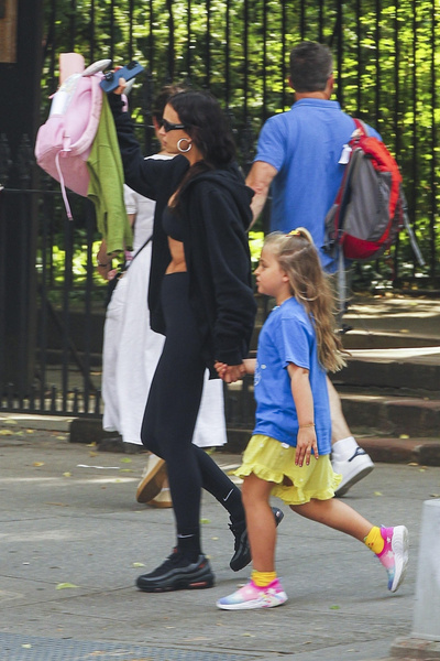 Завидуй, Джиджи Хадид: идеальный пресс Ирины Шейк на прогулке с дочерью Леей