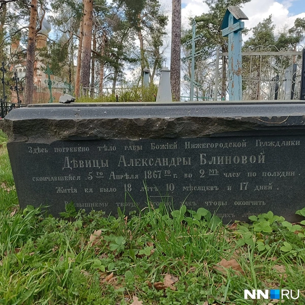 Захоронение находится посреди кладбища даже без оградки  | Источник: Кристина Калинина / NN.RU