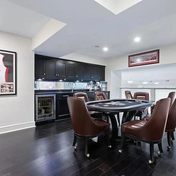 Тайны особняка из «Один дома»: почему съемки проходили в школе и при чем здесь «Друзья» Тайны особняка из «Один дома»: почему съемки проходили в школе и при чем здесь «Друзья»