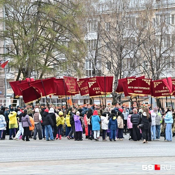 На знаменах написаны названия фронтов | Источник: Василина Любимова / 59.RU 
