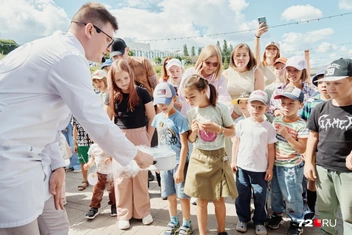 Научное шоу профессора Открывашкина покорило малышей | Источник: Герман Совенко / 72.RU