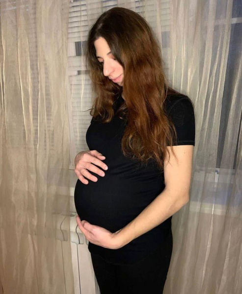 «Могу смело выложить фото с пузиком»: родившая сестра Аделины Сотниковой вспомнила о беременности