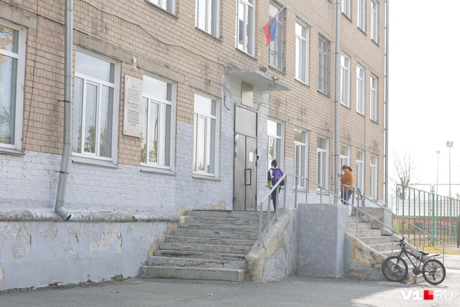 По сообщениям горожан, тело мертвой девушки обнаружили у входа в образовательное учреждение | Источник: Михаил Шилкин / 74.RU