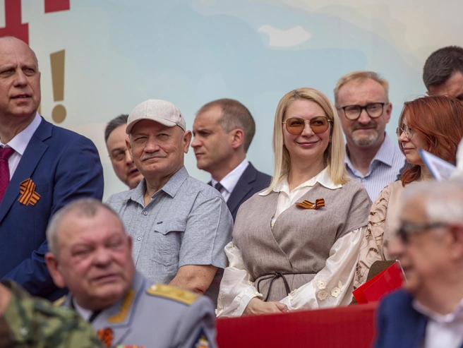 В других рядах одно место осталось пустым: на парад не пришла заместитель губернатора Анна Писемская. | Источник: Константин Завриков / V1.RU
