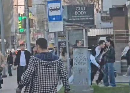 Скриншот из видео, на котором один подросток нападает на другого | Источник: Саратов. Жесть 18+ | Радар / Telegram
