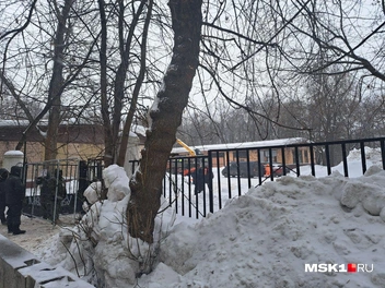 Строительную технику завезли и к бывшим гаражам МЧС | Источник: Арина Майорова / MSK1.RU