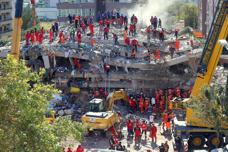 Видео чудесного спасения девочки из-под завалов спустя 4 дня после землетрясения в Турции