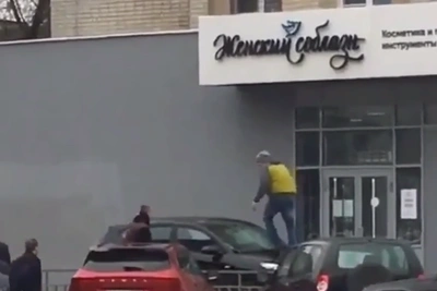 В Автозаводе мужчина прыгал по иномаркам, повредив шесть машин