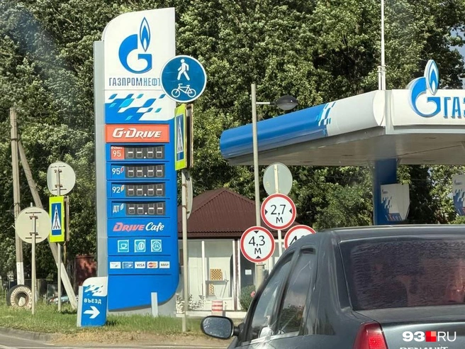 На закрытых АЗС всё равно можно перекусить или сходить в уборную | Источник: 93.RU