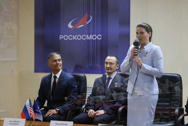 Слева направо — Анил Менон, Пётр Дубров и Анна Кикина | Источник: Роскосмос / max.ru
