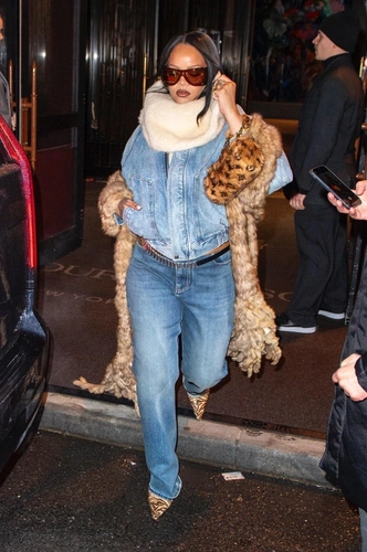 Меха много не бывает — еще один роскошный выход Рианны | marieclaire.ru