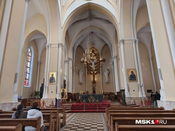 В соборе проходят мессы на разных языках, но войти сюда можно свободно | Источник: Серафима Путиева / MSK1.RU