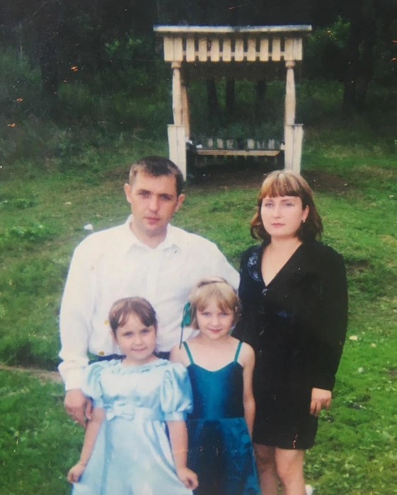 Альбина (слева) с родителями и сестрой | Источник: Альбина Кабалина / Instagram (деятельность запрещена на территории РФ)