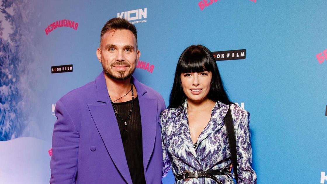 Арық әйелі тығыз кискасын көрсетеді