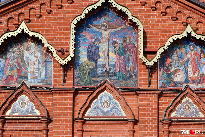 Но красивые мозаики на фасаде все-таки можно рассмотреть  | Источник: Наталья Лапцевич