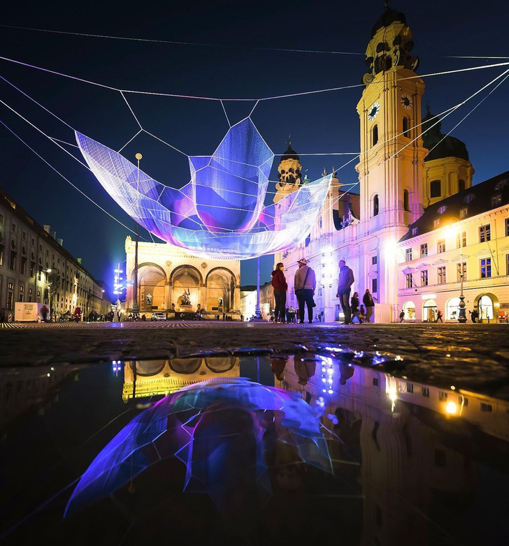 Парящая инсталляция на площади Мюнхена