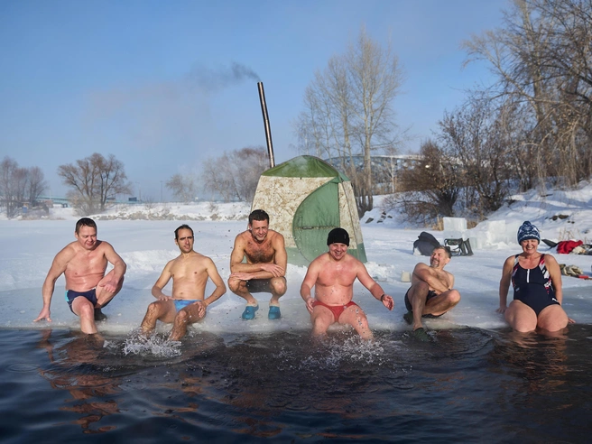 Для согревания после купания была установлена специальная палатка. | Источник: Александр Ощепков / NGS.RU