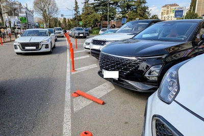В Сочи обновляют правила парковки: нововведения с марта