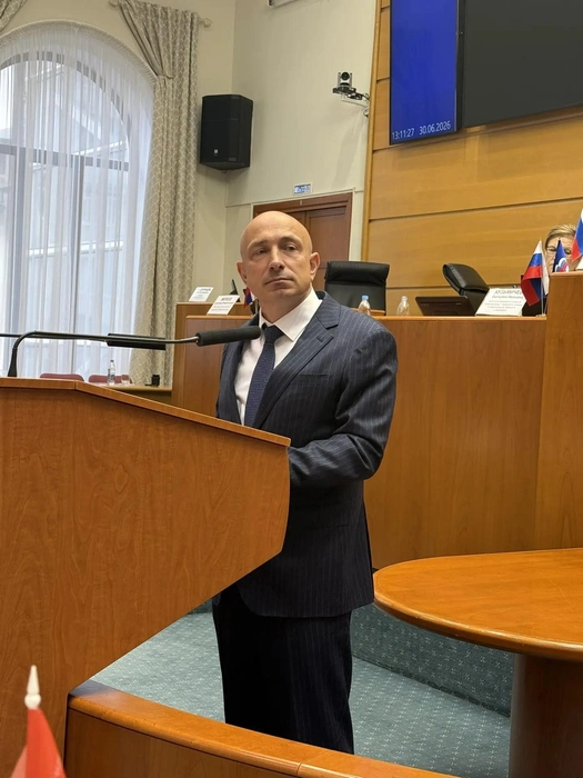 Одно из первых публичных выступлений Олега Минакова в Самаре&nbsp;— доклад в Губдуме об исполнении бюджета ТФОМС за 2025 год | Источник: Штефан знает / T.me