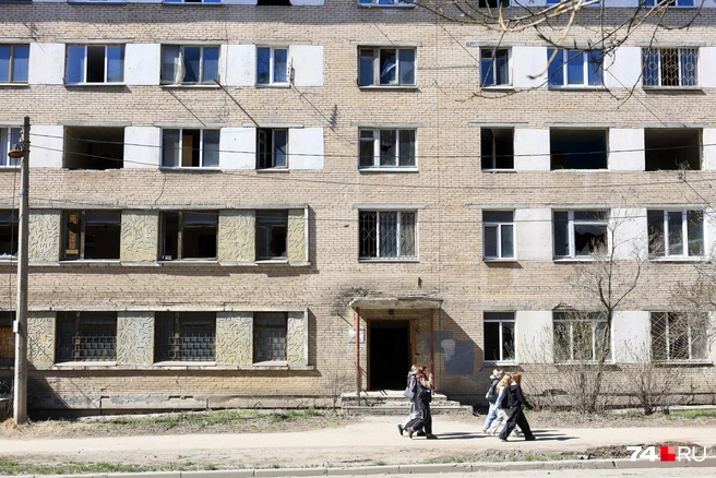 Под окнами здания то и дело проходят стайки подростков | Источник: Михаил Шилкин