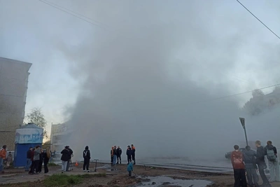 На Обводном в Архангельске прорвало трубу