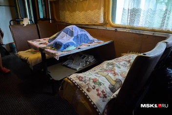 Между сиденьями семья Ольги Андреевны смастерила стол, кстати, из оригинальных частей | Источник: Дмитрий Толстошеев / MSK1.RU