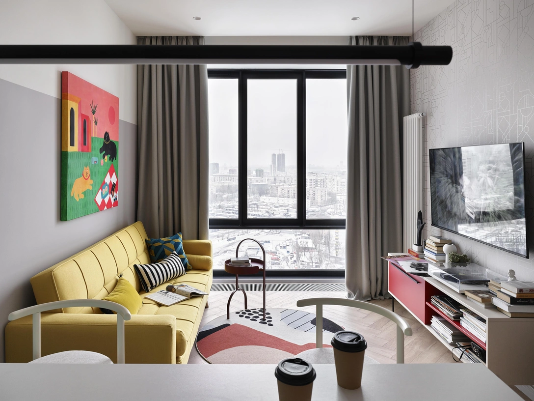 Кухня-гостиная. Журнальный столик, дизайн Александра Каныгина. Стулья, Delo. Диван, iModern. ТВ-тумба сделана на заказ. Ковер, Nidi. На стене работа Екатерины Ходыревой Rendezvous, галерея Reloft. | Источник: Сергей Ананьев. Стиль: Наталья Елисеева