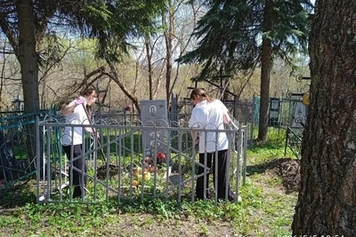 Волонтеры убрали могилы участников войны и СВО
