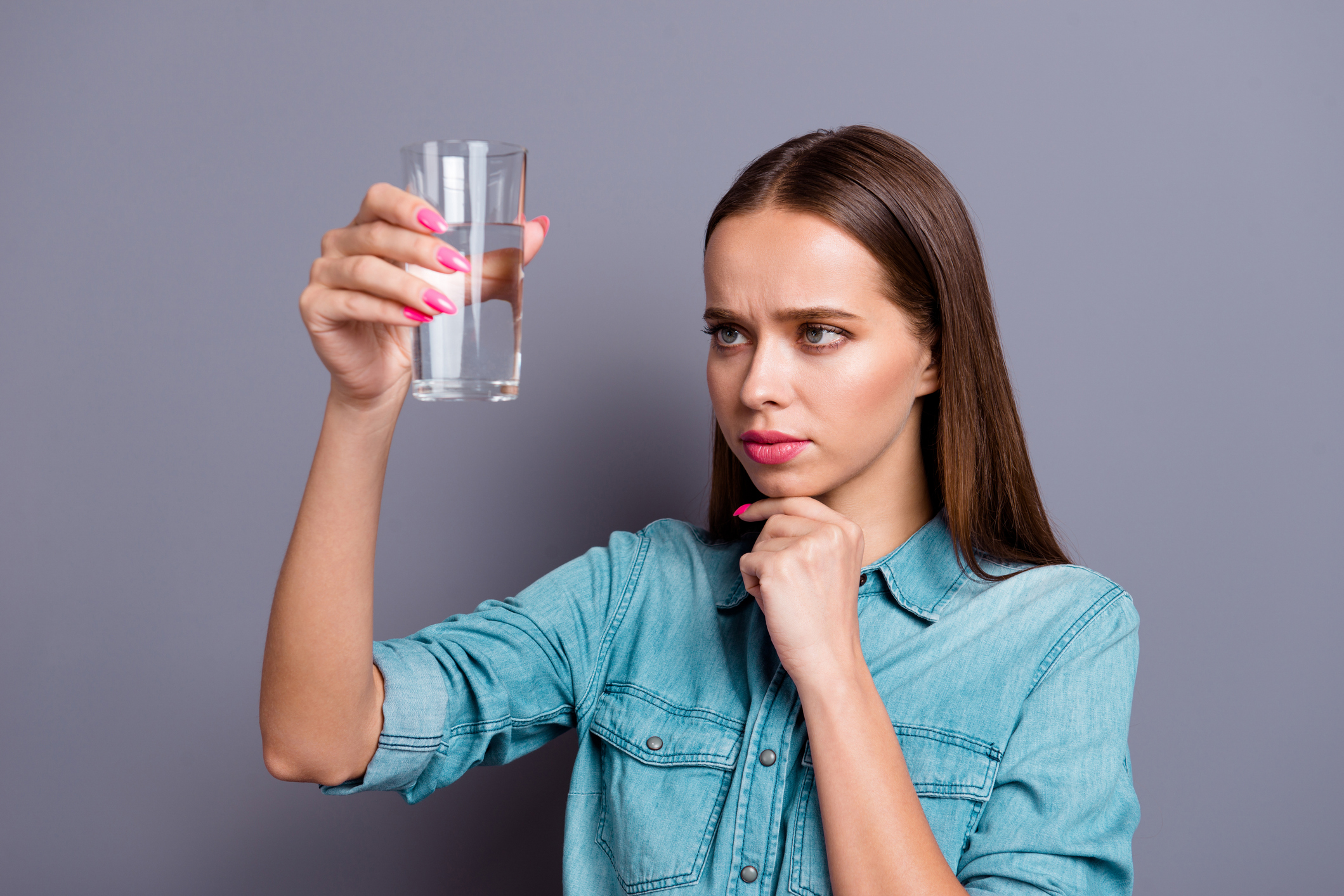 Воняет вода. Девушка со стаканом воды. Человек со стаканом воды. Девушка пьет воду. Питьевая вода.