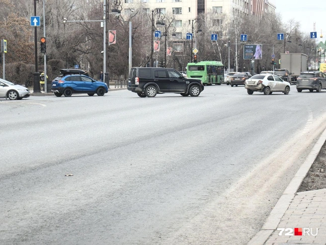 А как на улице Республики? Колея тоже уже видна  | Источник: Павел Красоткин / 72.RU 