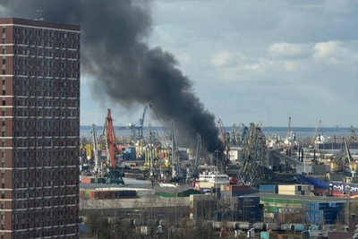 В порту Петербурга полыхает сильный пожар