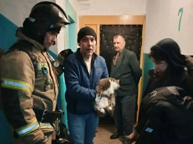 Жильцы дома из здания вышли самостоятельно | Источник: пресс-служба МЧС по Алтайскому краю
