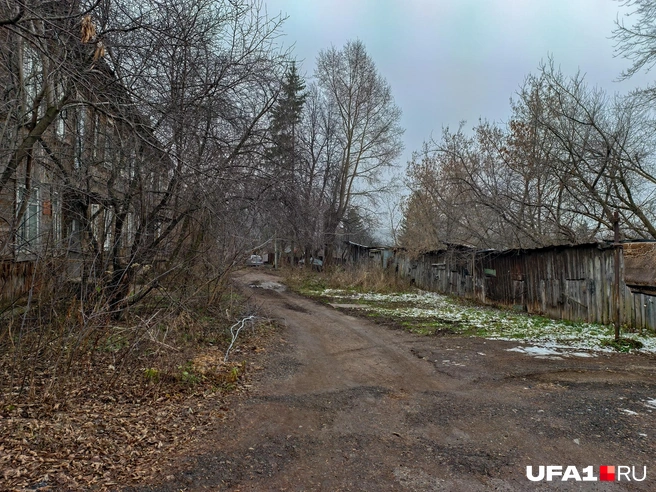 Возле сараев ещё лежит снежок | Источник: Булат Салихов / UFA1.RU