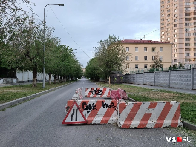 Провал образовался на перекрестке Советской и Пражской | Источник: читатели V1.RU