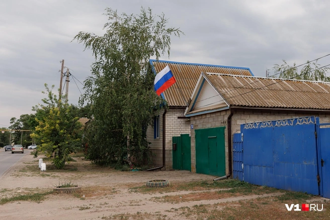 Вместе с флагами СССР на домах встречаются и флаги России | Источник: Алексей Волхонский / V1.RU