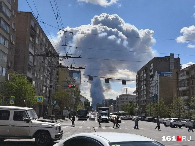 Столб дыма поднялся над Ростовом со стороны левого берега | Источник: Григорий Ермаков / 161.RU
