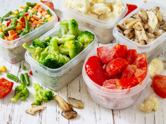 Огурцы, картофель, молоко: какие еще продукты превращаются в яд после заморозки