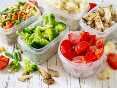 Огурцы, картофель, молоко: какие еще продукты превращаются в яд после заморозки