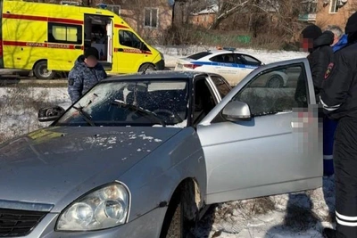 Priora Crashes Into Pole Opposite Police Station Volgograd