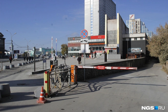 Пространство перед небольшим торговым центром в пристройке к гостинице пустует уже второй год | Источник: Стас Соколов / NGS.RU