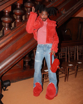 Веселый чупа-чупс: Lil Nas X в эпатажном образе с меховыми джинсами и красными тапочками на Неделе моды в Нью-Йорке