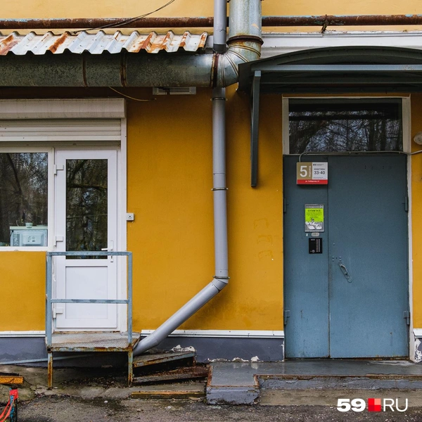 В основном в доме у всех стеклопакеты — и в коммерческих помещениях, и в квартирах | Источник: Тимофей Калмаков / 59.RU