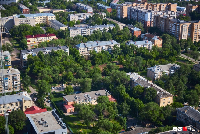 Линии хрущевок словно разрезают зелень | Источник: Роман Данилкин / 63.RU